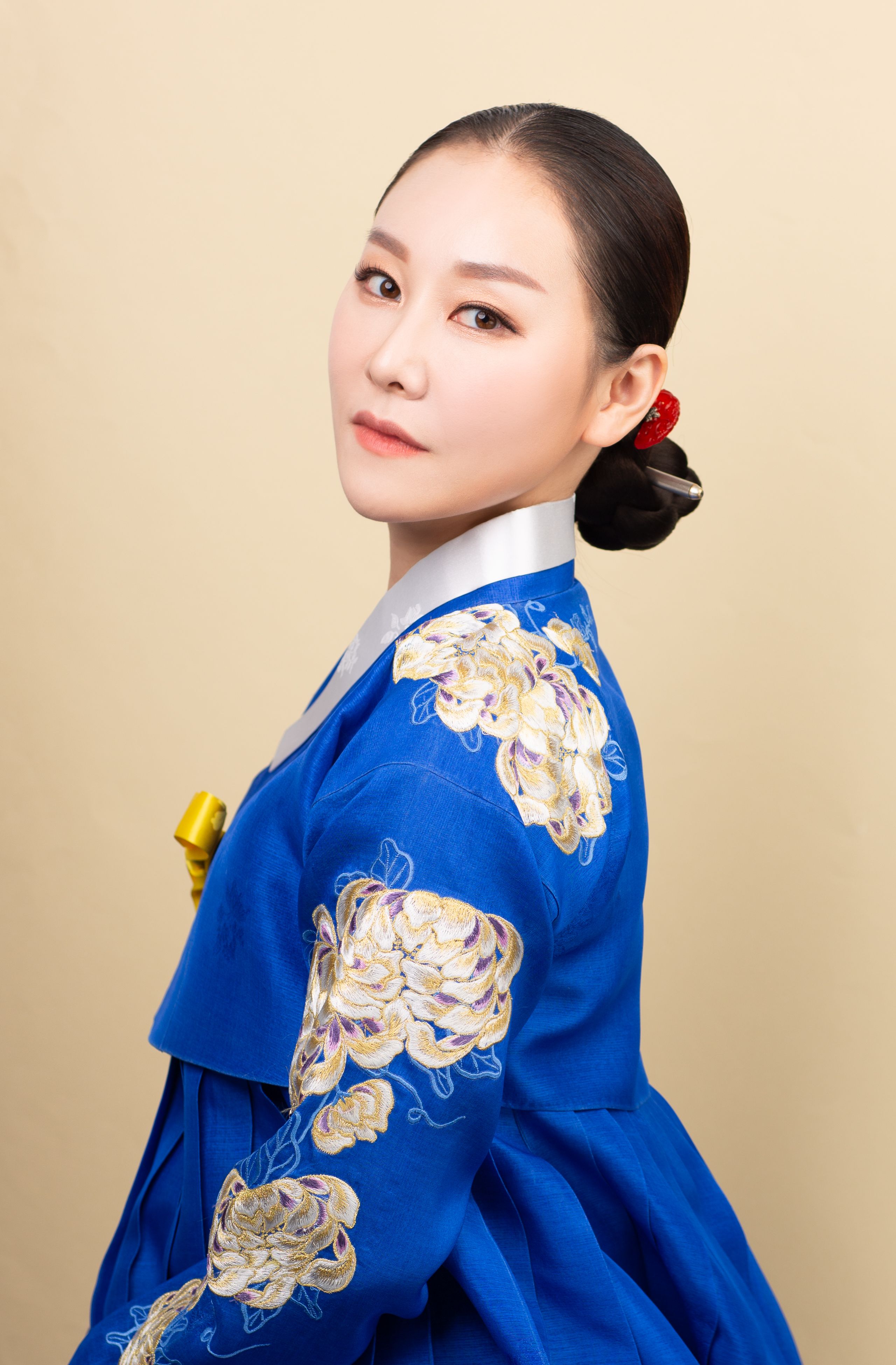 김리한 — 청색 자수 한복