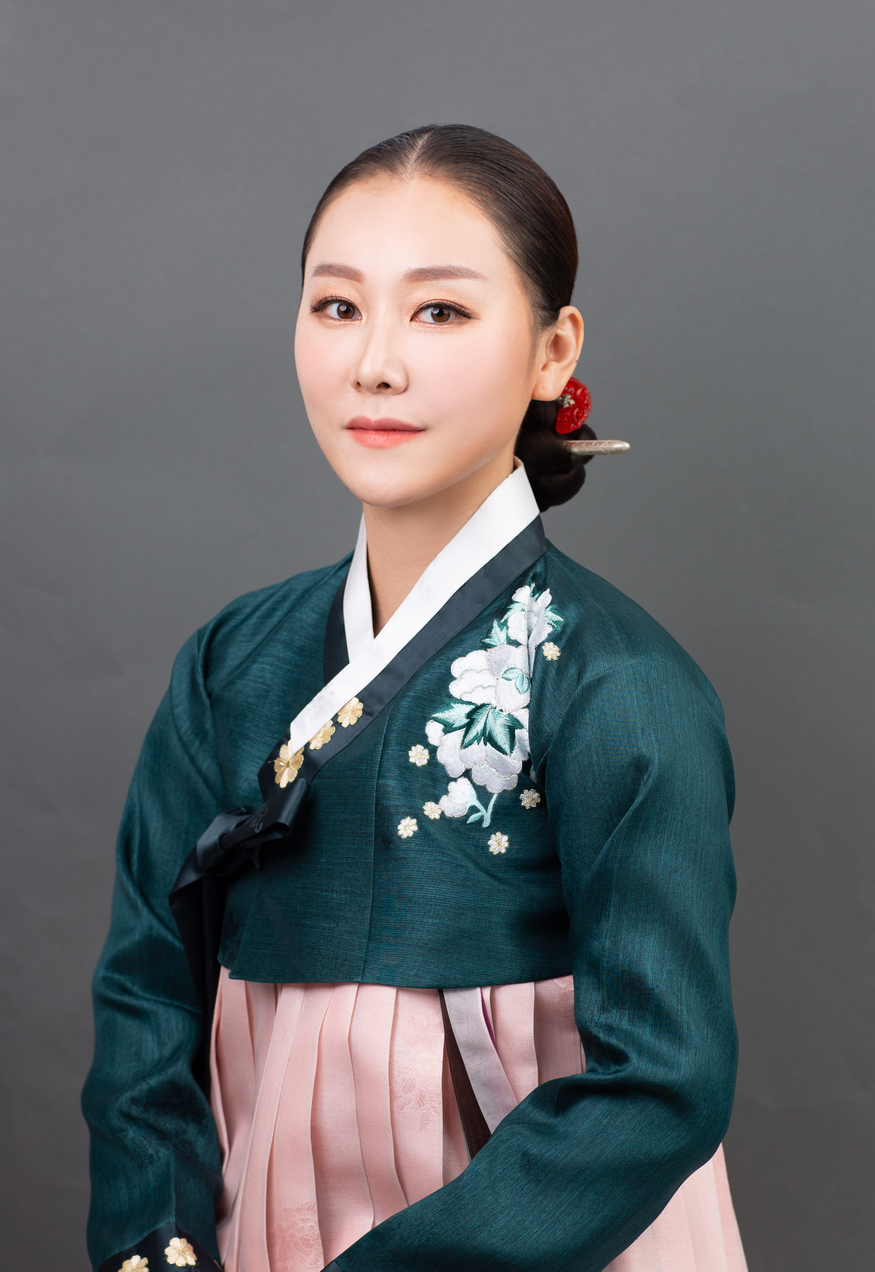 김리한 — 청록 자수 한복